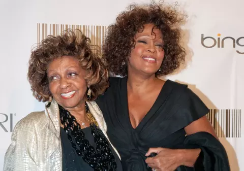 Mama lui Whitney Houston vrea să simtă o legătură spirituală cu fiica ei