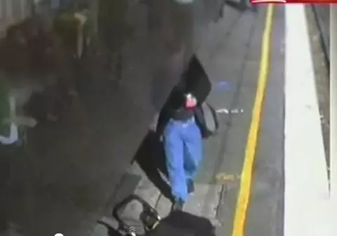 Dramatic! A fost la un pas să-şi vadă copilul sub roţile trenului | VIDEO