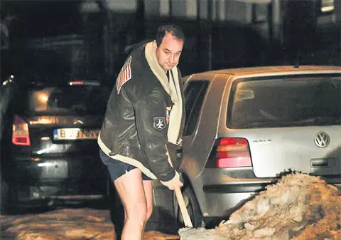 Cristi de la Haiducii dă la lopată în şort!