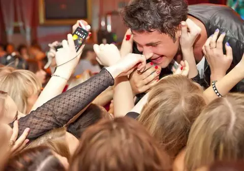 Dan Bălan, "devorat" de sute de fete! | FOTO