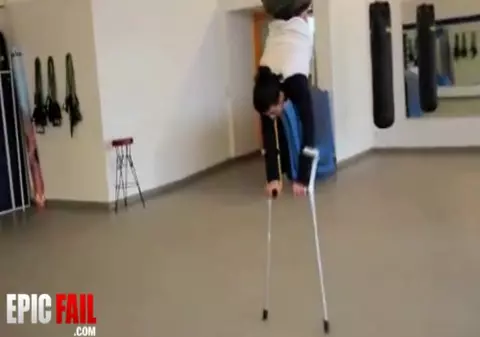 Te va lăsa fără cuvinte! Iată cum dansează cu tânăr folosind două cârje | VIDEO