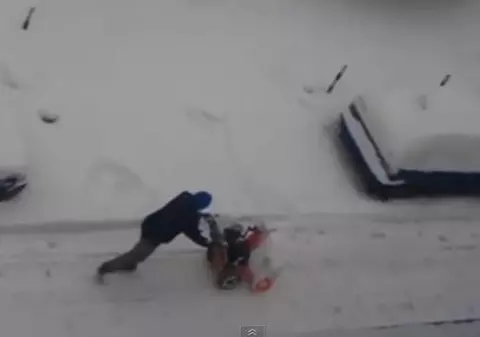 Când Dorel pune mâna pe o mașină de curățat zăpada... Credeți că s-ar fi descurcat mai bine cu o lopată?