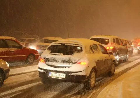 INFOTRAFIC: Se circulă greu pe numeroase artere din țară. A2 și 51 de drumuri naționale, blocate