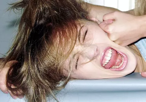 Şi-a bătut fiica şi a tuns-o cu un cuţit ca să o facă de râs la şcoală! GALERIE FOTO