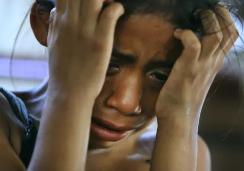 Obligată să-şi mănânce fecalele şi să vomite la comandă! Povestea şocantă a unei adolescente!