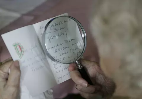 Câtă imaginaţie: un britanic i-a dărut soţiei aceeaşi felicitare de Ziua Îndrăgostiţilor timp de 34 de ani