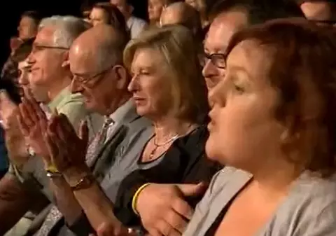 Femeia care le-a spus politicienilor exact ce ai vrea să le zici şi tu a iscat rafale de aplauze | VIDEO
