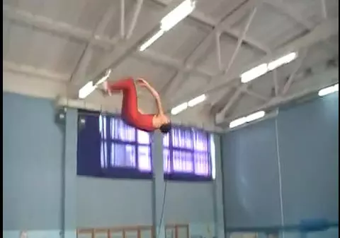 Ce se întâmplă când un gimnast este prea entuziast? Cade în cap! | VIDEO