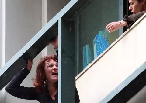 Imagini TERIFIANTE! O grecoaică a ameninţat că se sinucide, după ce a fost concediată | FOTO