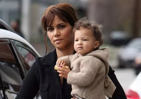 Halle Berry renunţă la Hollywood pentru iubit