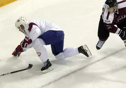 Un hocheist a murit după ce a fost lovit de un puc la un meci