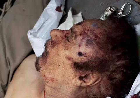 CRÂNCEN! Verigheta lui Gaddafi şi cămaşa în care a murit, scoase la licitaţie 