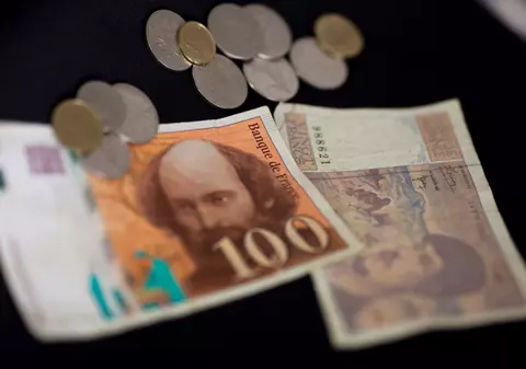 De mâine, francii nu mai pot fi schimbaţi în euro! Vezi cât câştigă statul francez!