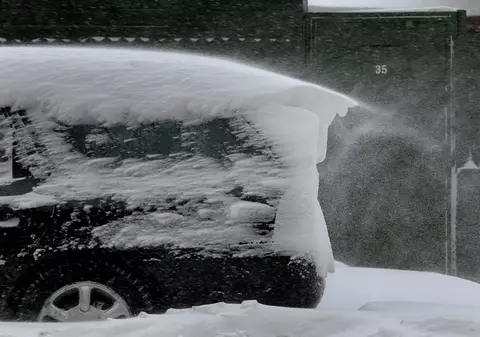 Iată cum A SUPRAVIEŢUIT un bărbat 2 LUNI în maşina sa îngropată în zăpadă!