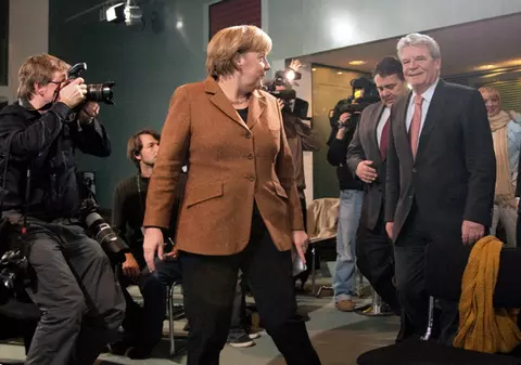 Karl Lagerfeld îi dă sfaturi vestimentare Angelei Merkel pentru a fi în pas cu moda 