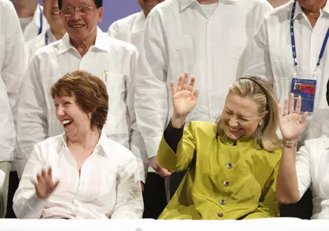 Hillary Clinton a făcut gafă inacceptabilă la o întâlnire la nivel înalt - FOTO