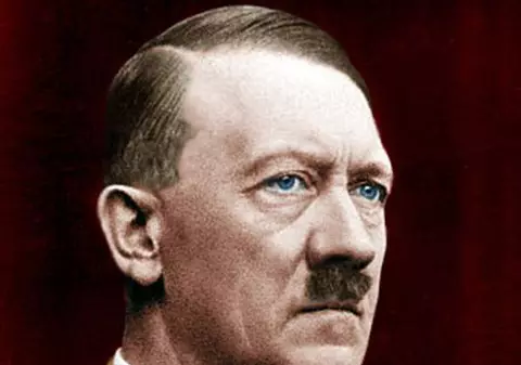 Lui Hitler îi mirosea...gura