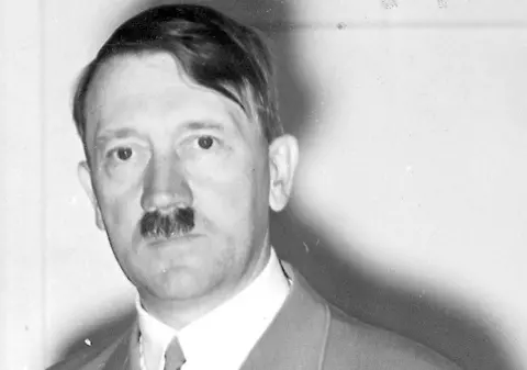 Poza pe care Hitler a încercat să o ascundă de ochii lumii. Vezi detaliul de la brâu în jos despre care Fuhrer-ul a zis că ”este sub demnitatea umană”