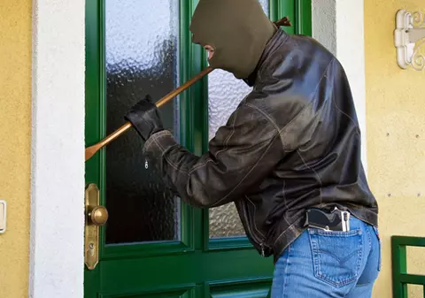 De ce ţi-e frică nu scapi! Un bătrân care dormea în fotoliu cu un CIOCAN lângă el, de teama hoţilor, a fost ucis de un spărgător!