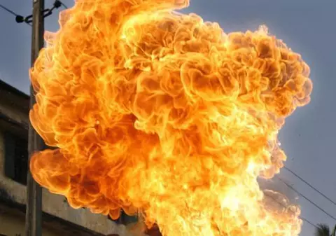 Incendiu puternic într-un bloc din Capitală! O femeie a murit carbonizată!