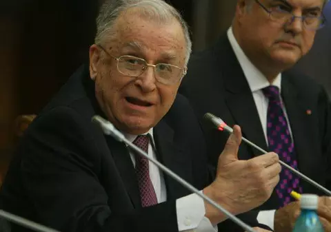 Iliescu îl face "cârlan obraznic" pe Crin Antonescu