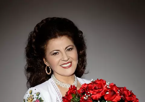 Irina Loghin îşi lansează o carte şi un CD