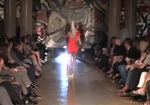 Nu te uita dacă nu te ţine inima! Să fie aceasta cea mai penibilă căzătură pe catwalk? | VIDEO