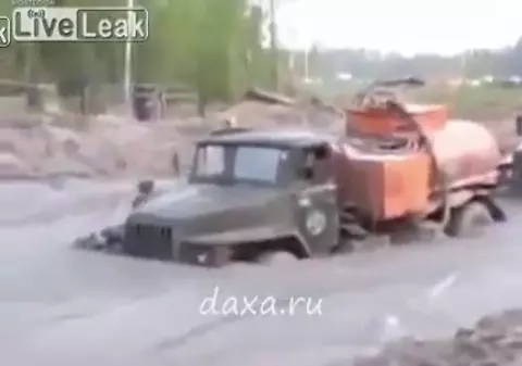 Te plângi că e zăpadă pe străzi? Uite prin ce trec aceşti şoferi | VIDEO