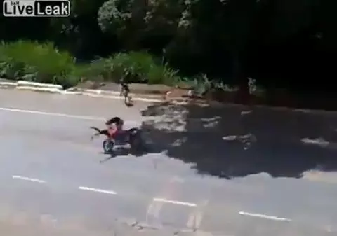 Momentul în care a fost spulberat în timp ce încerca să ia ceva de pe șosea | VIDEO