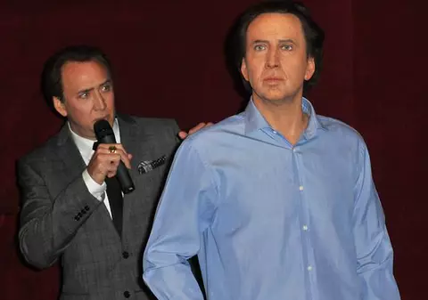 Nicolas Cage, nemulțumit de statuia lui din ceară? Uite ce față a făcut când și-a văzut "fratele geamăn"! FOTO