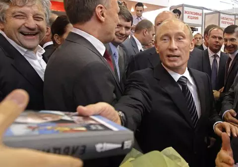 Scandal în Rusia unde mai multe şcoli au fost obligate să cumpere o carte despre copilăria lui Putin