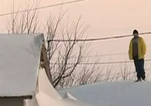 Familiile izolate de șase zile într-o comună buzoiană cer să le fie salvați copiii
