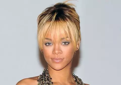 Rihanna este prima cântăreaţă cu 2 miliarde de vizualizări pe Vevo