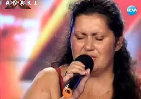 Michael se răsuceşte în mormânt! O româncă e convinsă că are talent şi cântă... de MORI DE RÂS | VIDEO