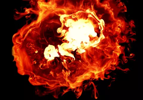 Românii se roagă pentru tinerii arşi în deflagraţiile de la Sighetu Marmaţiei. Suflul exploziilor le-a ars pielea, părul şi hainele | FOTO & VIDEO