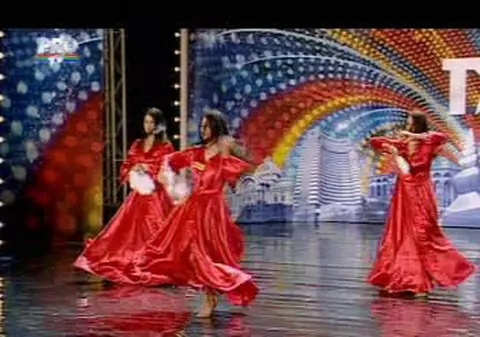 ROMÂNII AU TALENT | Iată-le pe cele trei graţii în roşu care au sucit minţile bărbaţilor! FOTO
