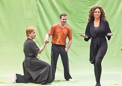 Marius Urzică a intrat în lumea teatrului, fiind distribuit alături de Nadine și de Claudiu Bleonț | FOTO