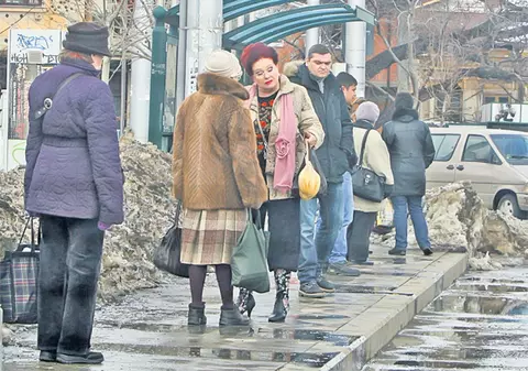 Stela Popescu, cu cizme înflorate la piaţă