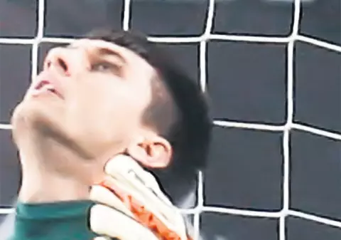 La 16 ani, Ciprian Tătărușanu, «groparul» Stelei, a mai făcut gafe monumentale: într-un meci a luat 3 goluri din corner!