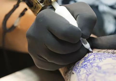 Dovadă de iubire sau pură prostie? Vedete care s-au tatuat din dragoste