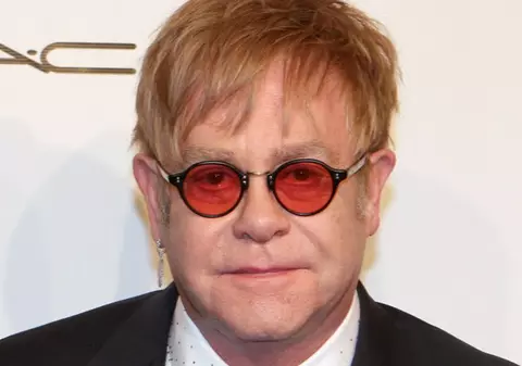 Elton John, răpus la pat de o toxiinfecţie alimentară