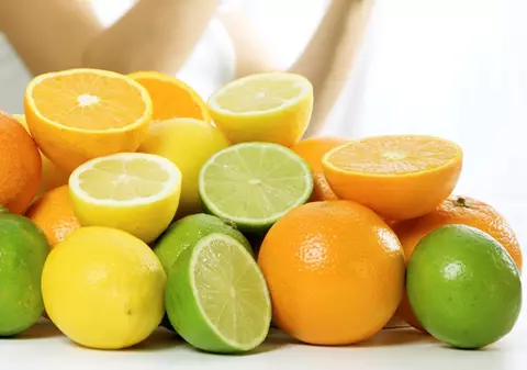 Medicii ne avertizează! Femeile care mănâncă citrice prezintă un risc mai mic de atac cerebral