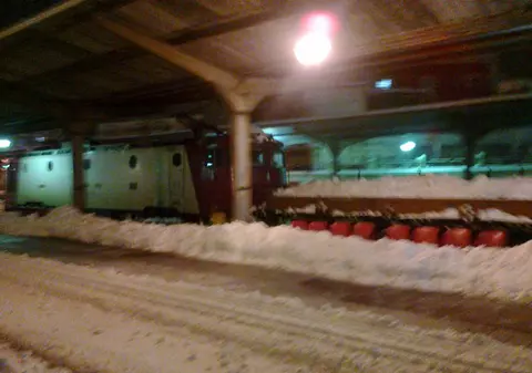 Uite cum cară zăpada din Gara de Nord! | FOTO