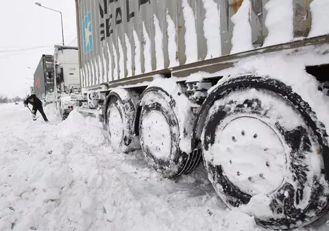 Valea Oltului, închisă circulaţiei din cauza avalanşelor