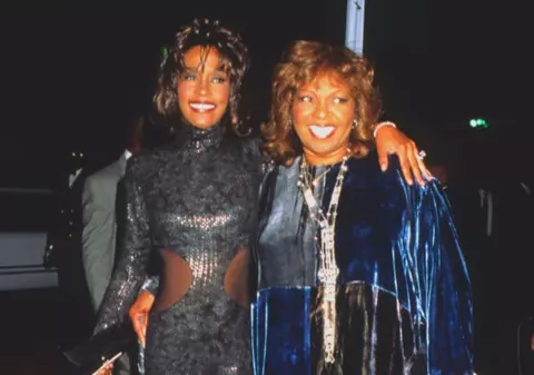 Spiritul lui Whitney Houston a vizitat-o pe mama solistei! Citeşte povestea cutremurătoare a femeii!