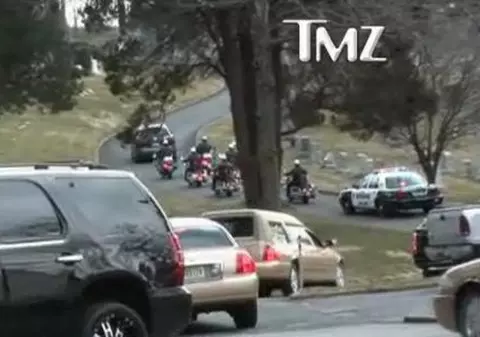 Whtiney Houston a fost înmormântată! Uite momentul în care cortegiul funerar a intrat în cimitir! VIDEO