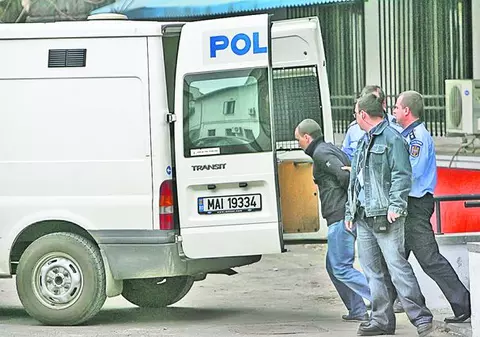 Deputatul fugar Mihail Boldea a adormit în duba poliţiei!