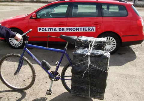 Traficanţii din Maramureş cărau ţigările de contrabandă cu bicicleta