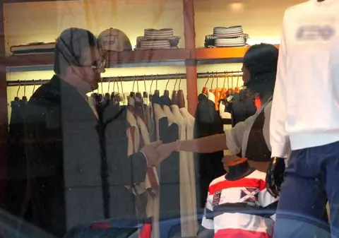 Pesedistul Marian Oprişan îl are ca model în ale vestimentaţiei pe preşedintele Băsescu