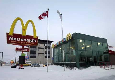 Sunt frumoase, celebre şi bogate, dar au pornit de la hamburgeri şi cartofi prăjiţi. Iată super-vedetele care au lucrat la McDonalds!